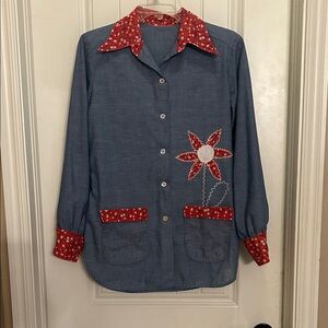 Vintage 70s ric rac garden flower Blue Button-Up Shirt with Red Floral Accents